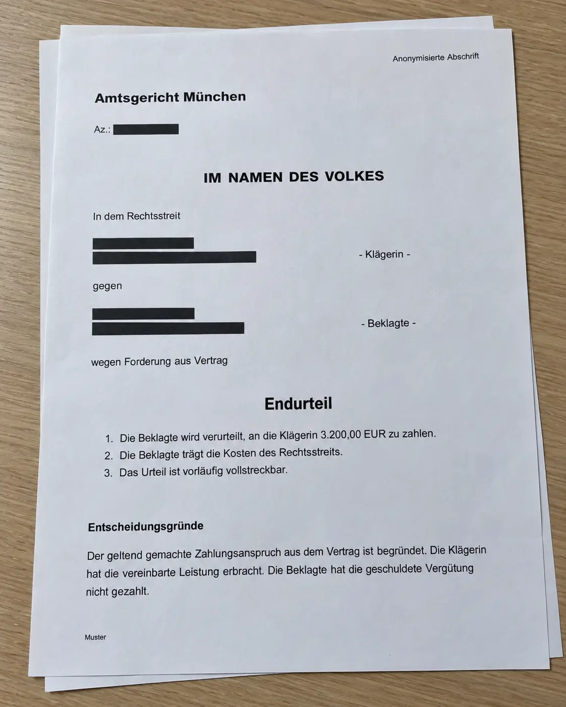 Anonymisiertes Endurteil eines Amtsgerichts wegen einer Forderung aus Vertrag mit geschwärzten Parteien auf einem Holzschreibtisch